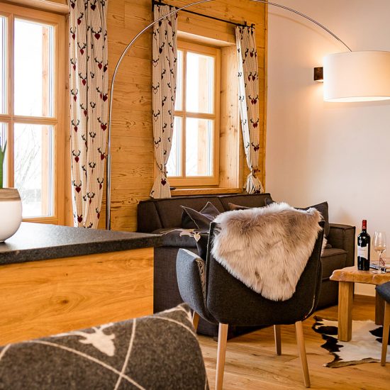 Das Wistlberg Chalet - Ansicht Wohnzimmer | Waldbauer Hotel- und Chaleteinrichtung