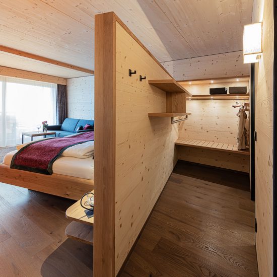 Doppelbett „Almenherz“ + Schrank-/Ankleidelement (offen) = 5.720,- €